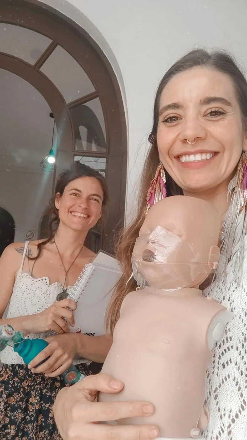 Entrenamiento con muñeco de reanimación neonatal