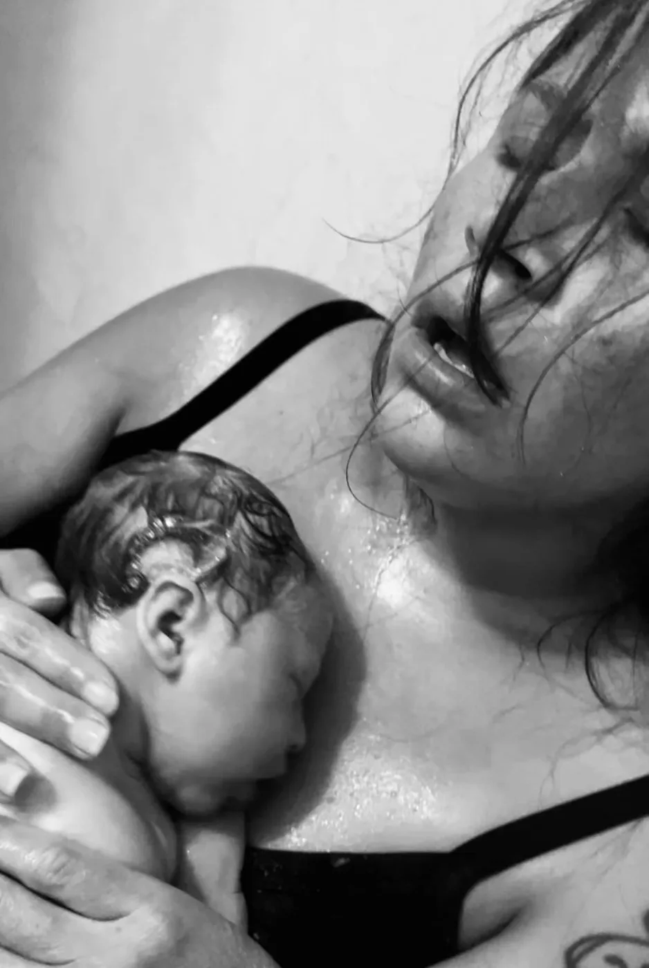 Madre con su recién nacido sobre el pecho, minutos después del parto