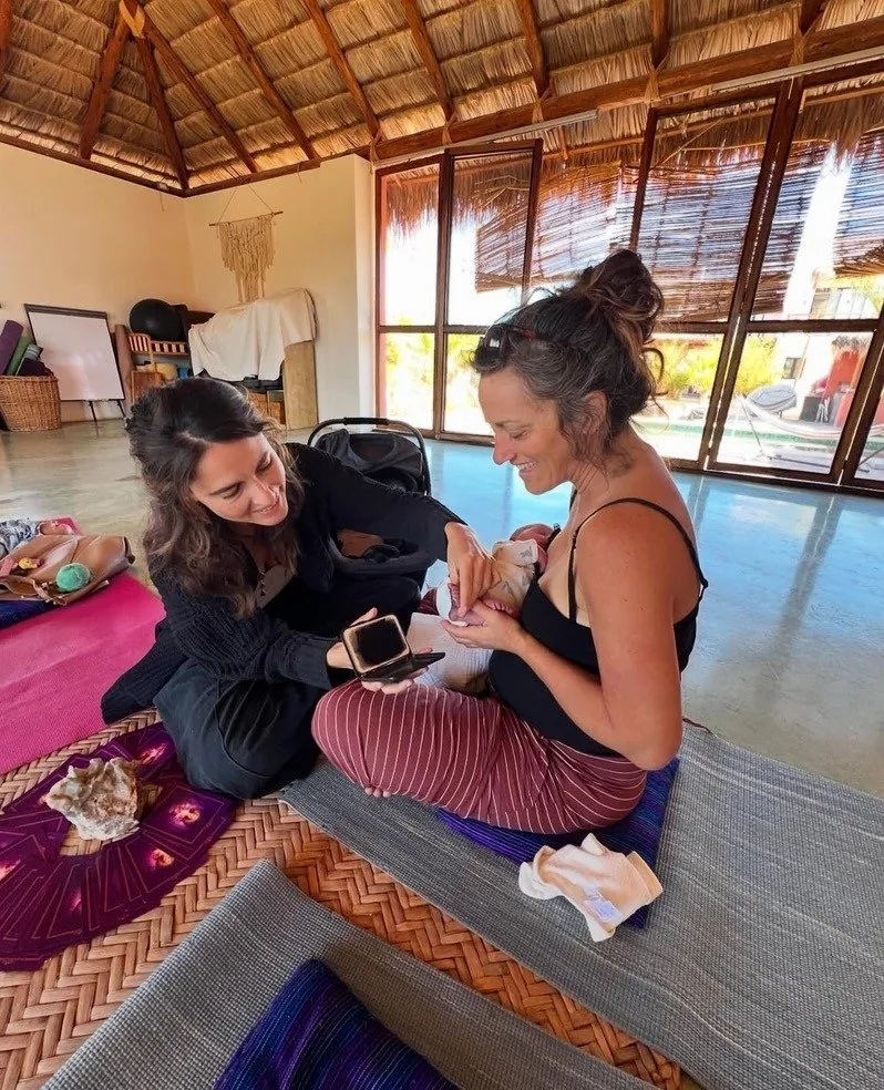 Luciana acompañando a una madre y su recién nacido