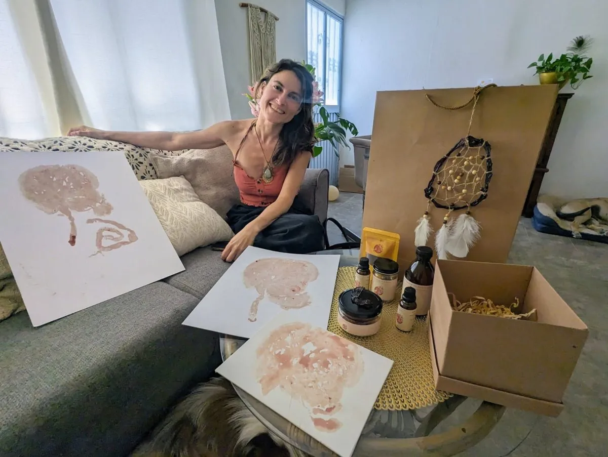 Luciana con impresiones de placenta y el kit de medicina placentaria