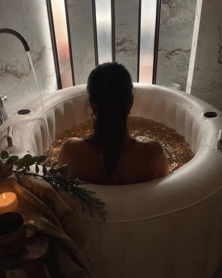 Baño de hierbas en tina con flores